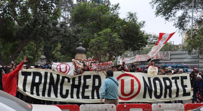 Hinchas de Universitario se concentran en los exteriores de la SUNAT | VIDEO