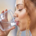 Esto le pasa a tus riñones si consumes 2 litros de agua todos los días