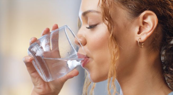 Esto le pasa a tus riñones si consumes 2 litros de agua todos los días