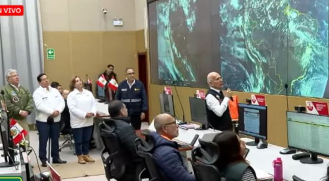 Dina Boluarte llegó al COEN para reunión de coordinación ante fenómenos climatológicos