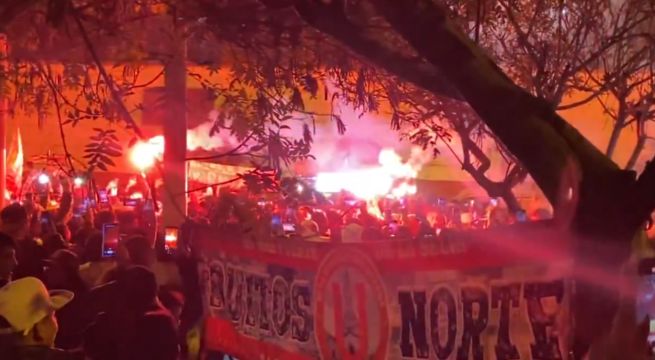 Hinchas de Universitario se concentran en el Lolo Fernández para recibir su aniversario 101 | VIDEO