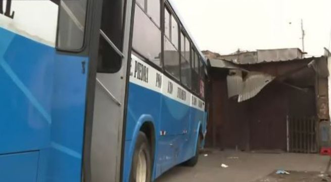 Bus termina empotrado en vivienda tras múltiple choque: chofer debía más de S/ 30 mil en papeletas