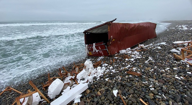 Ancón: venden productos rescatados del mar tras caída de contenedores de buque taiwanés