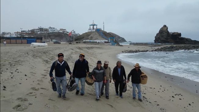 Día del Adulto Mayor: Pescadores de Punta Negra convierten cuero de pescado en arte y emprendimiento