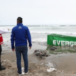 Mar de Ventanilla con restos de plástico, tecnopor y cintas de embalaje tras caída de contenedores