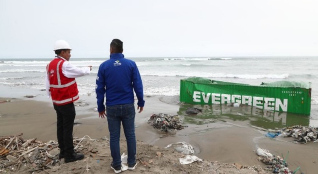 Mar de Ventanilla con restos de plástico, tecnopor y cintas de embalaje tras caída de contenedores