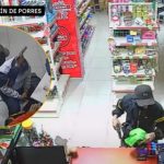 Asalto con clientes dentro: delincuentes armados irrumpen en minimarket de SMP