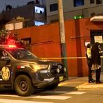 Sicarios atacan a balazos a hombre en puesto de emoliente | VIDEO