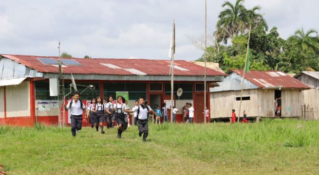 Transporte fluvial conecta a niños de comunidades nativas con sus colegios en la selva