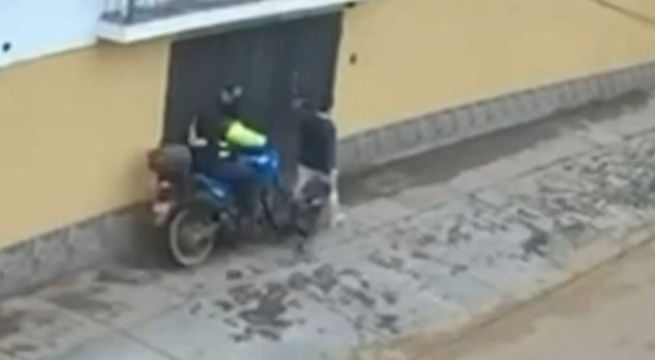 SJM: cámaras registran a sereno que arrolló a vecina en la vereda