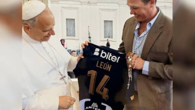 Papa León XIV recibe de regalo camiseta de Alianza Lima: mira aquí su reacción | VIDEO