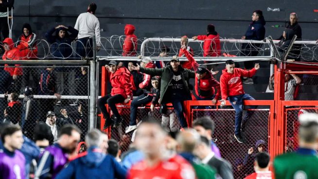 Las duras sanciones que recibieron U. de Chile e Independiente tras violencia en choque por Sudamericana