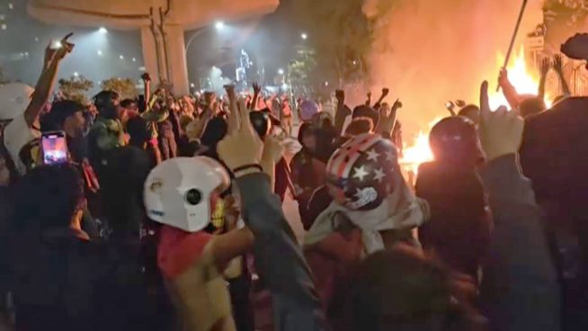 Grandes protestas por aumento de sueldo de diputados: hay muertos y desaparecidos en Indonesia