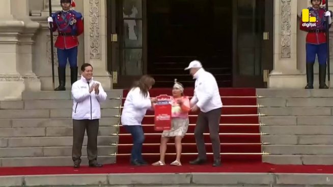Mujer se desmayó al lado de la presidenta Dina Boluarte durante acto público