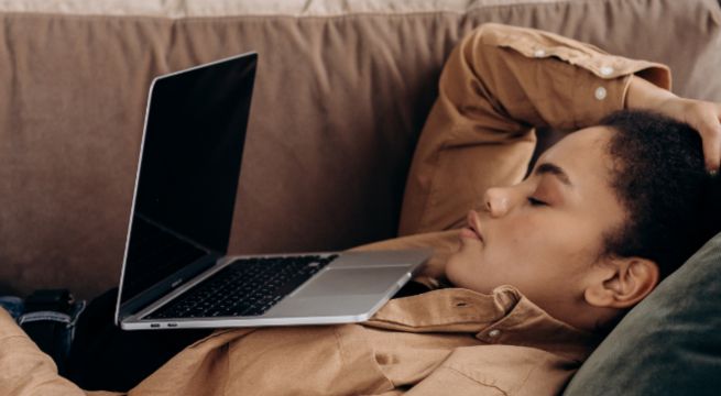 Banco despide a mil trabajadores por mal uso del teletrabajo