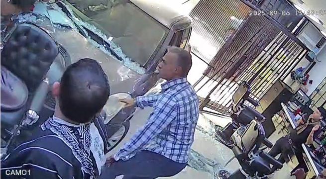 Mujer pierde el control de su auto y se empotra contra barbería: clientes salvaron de morir