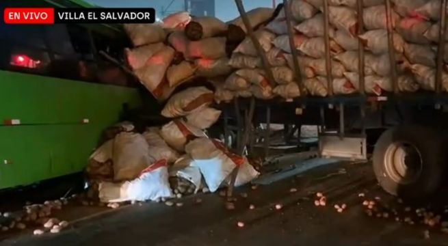 VES: tráiler con carga de papa impacta bus turístico con 46 extranjeros y deja varios heridos