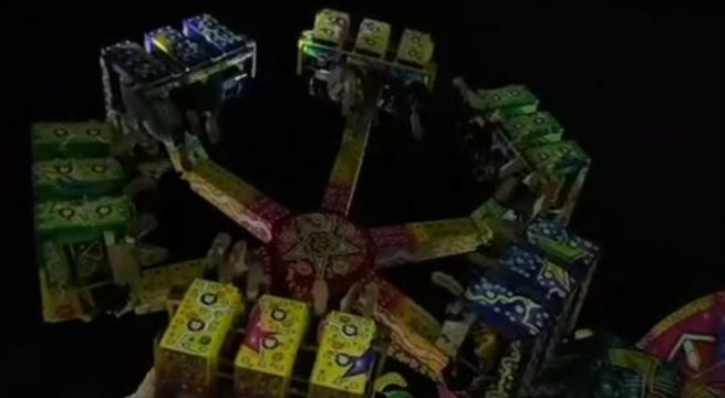 Juego mecánico falla y deja atrapados a 18 jóvenes en el aire