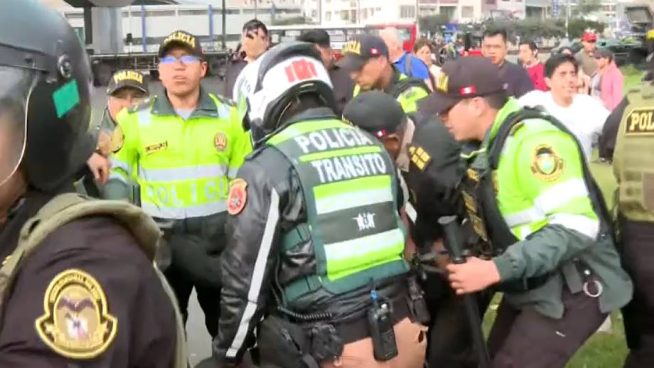 Coronel de la Policía resulta herido de una pedrada en medio de protestas de transportistas