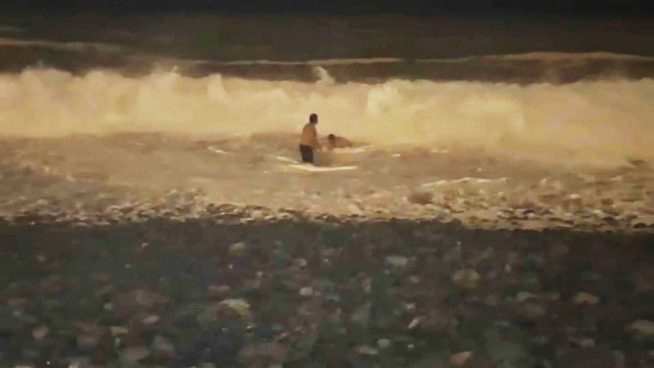 Hallan cuerpo de joven ahogado en playa de San Miguel: video muestra cómo fue arrastrado por olas