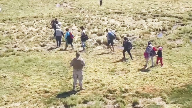 Candidatos presidenciales se enfrentan por los migrantes en Chile: ¿Regularizar o expulsar?