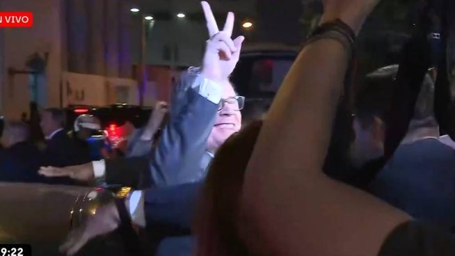 Ministro Morgan Quero muestra la 'V' de victoria al abandonar el Congreso