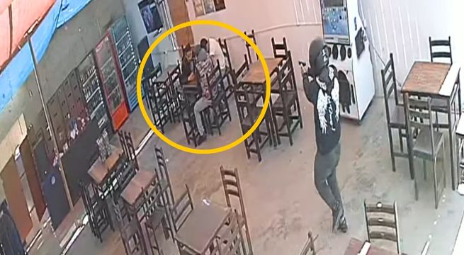 Matan a balazos a tres personas en restaurante: cámara captó el ataque