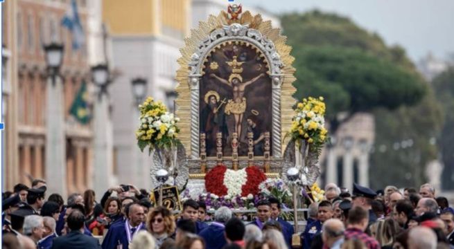 ¿A qué hora sale la procesión del Señor de los Milagros y cuál es su recorrido?
