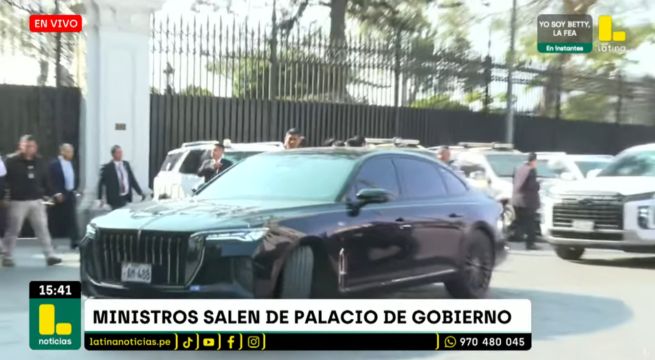 Ministros salen de Palacio de Gobierno para ir al Congreso | VIDEO