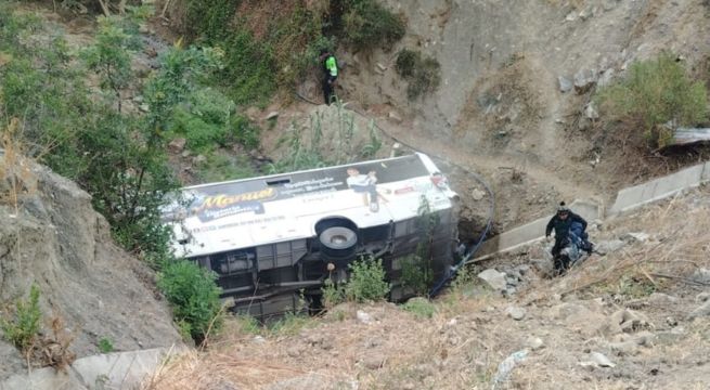 Bus de orquesta de cumbia se despista en la carretera Huayllay – Canta y cae al abismo