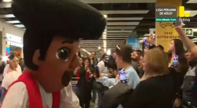 Pasajeros son recibidos con baile y jarana criolla en el aeropuerto Jorge Chávez