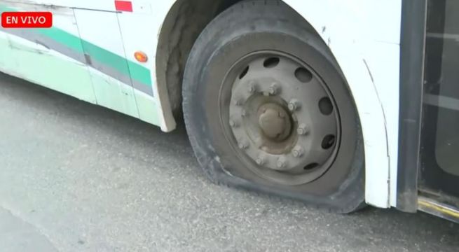 Choferes pinchan llantas de buses en Puente Piedra durante protesta