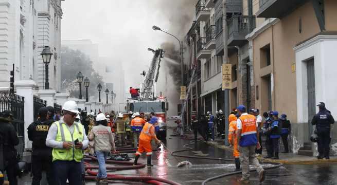 Incendio frente al Congreso: Gobierno analiza declarar emergencia en la zona siniestrada
