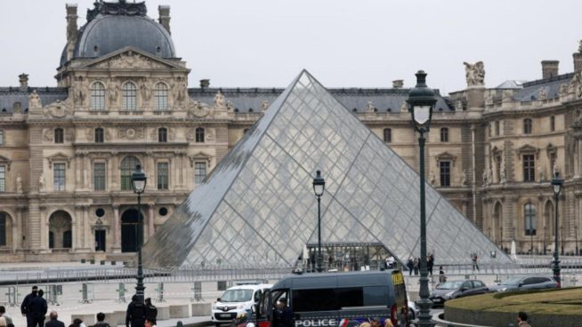 Museo Louvre reabre sus puertas tres días después de millonario robo de joyas