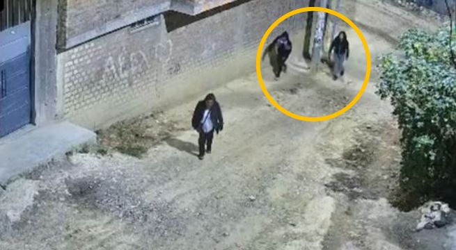 Pareja de delincuentes asalta violentamente a mujer y cámaras de seguridad registran el ataque