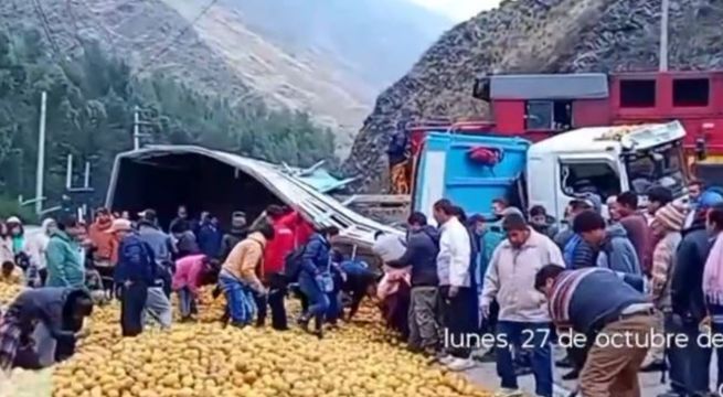 Impactante choque entre tren y camión con naranjas paralizó el tránsito en la Carretera Central