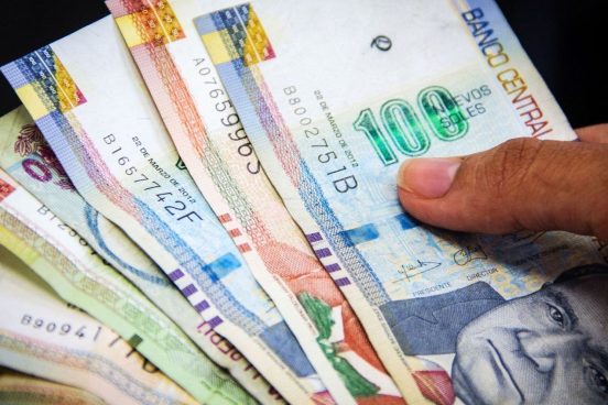 Si tengo S/100 soles ahorrados en mi AFP, ¿Cuánto ganaría si los invierto en factoring?
