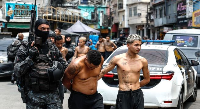 Hallan fusil peruano en arsenal del Comando Vermelho durante megaoperativo en Brasil