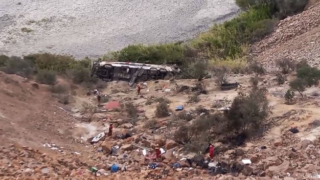 Arequipa: suben a 37 los fallecidos por caída de bus a abismo en la Panamericana Sur