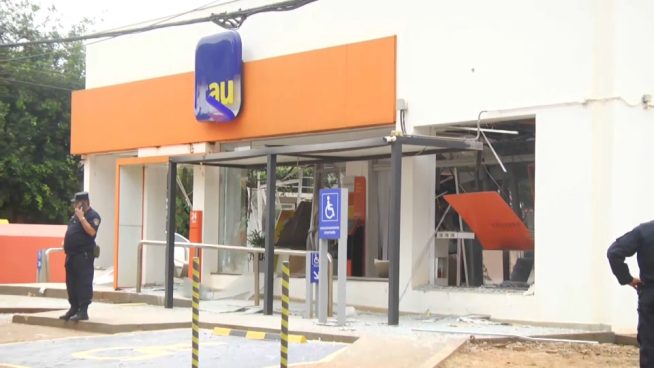 Más de 20 hombres dinamitan banco y roban cerca de un millón de dólares