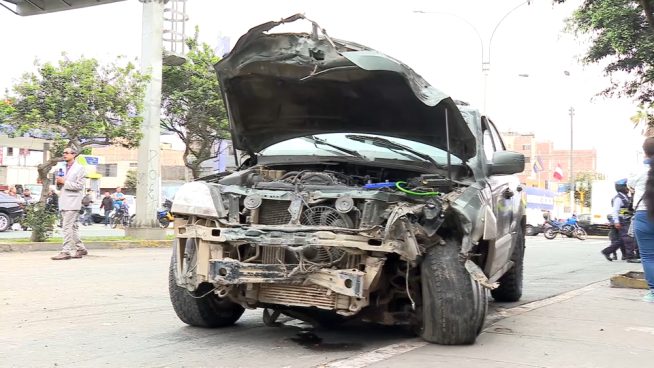 Auto pierde el control y choca contra una camioneta, árbol y poste