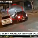 Mujer termina grave tras ser atropellada por choque de dos carros | VIDEO