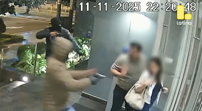 Delincuentes armados asaltan a pareja en puerta de edificio | VIDEO