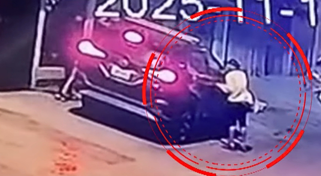 Delincuentes atacan a balazos a pareja durante intento de asalto | VIDEO