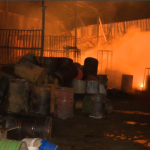 Incendio de gran magnitud en almacén de aceite en Lurigancho Chosica dejó varias familias evacuadas
