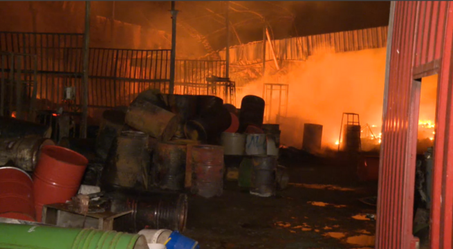 Incendio de gran magnitud en almacén de aceite en Lurigancho Chosica dejó varias familias evacuadas