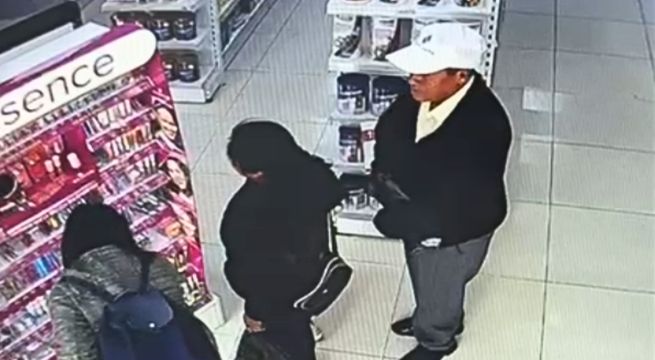 Pareja de ancianos roban productos en tiendas de Huancayo | VIDEO