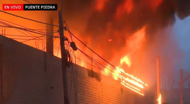 Incendio de gran magnitud destruye fábricas en la zona industrial de Puente Piedra