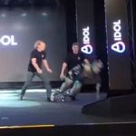 Robot humanoide cae segundos después de iniciar su debut | VIDEO