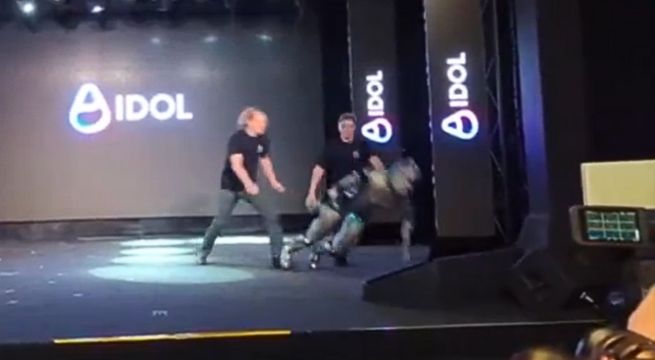 Robot humanoide cae segundos después de iniciar su debut | VIDEO